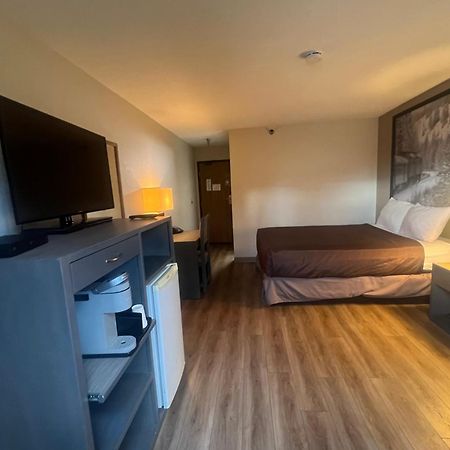 Super 8 By Wyndham Salmon Arm Hotel Exterior foto