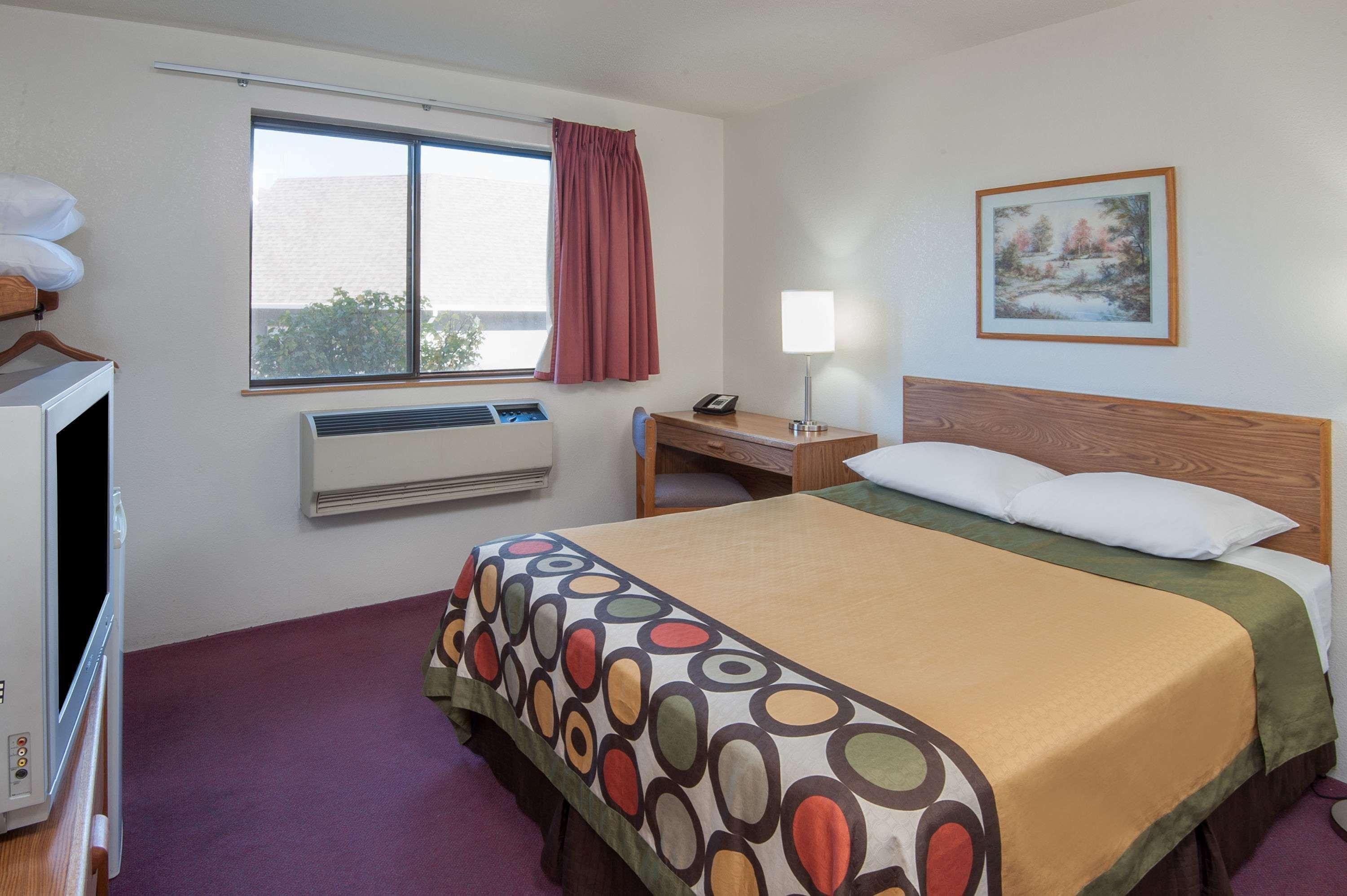 Super 8 By Wyndham Salmon Arm Hotel Exterior foto