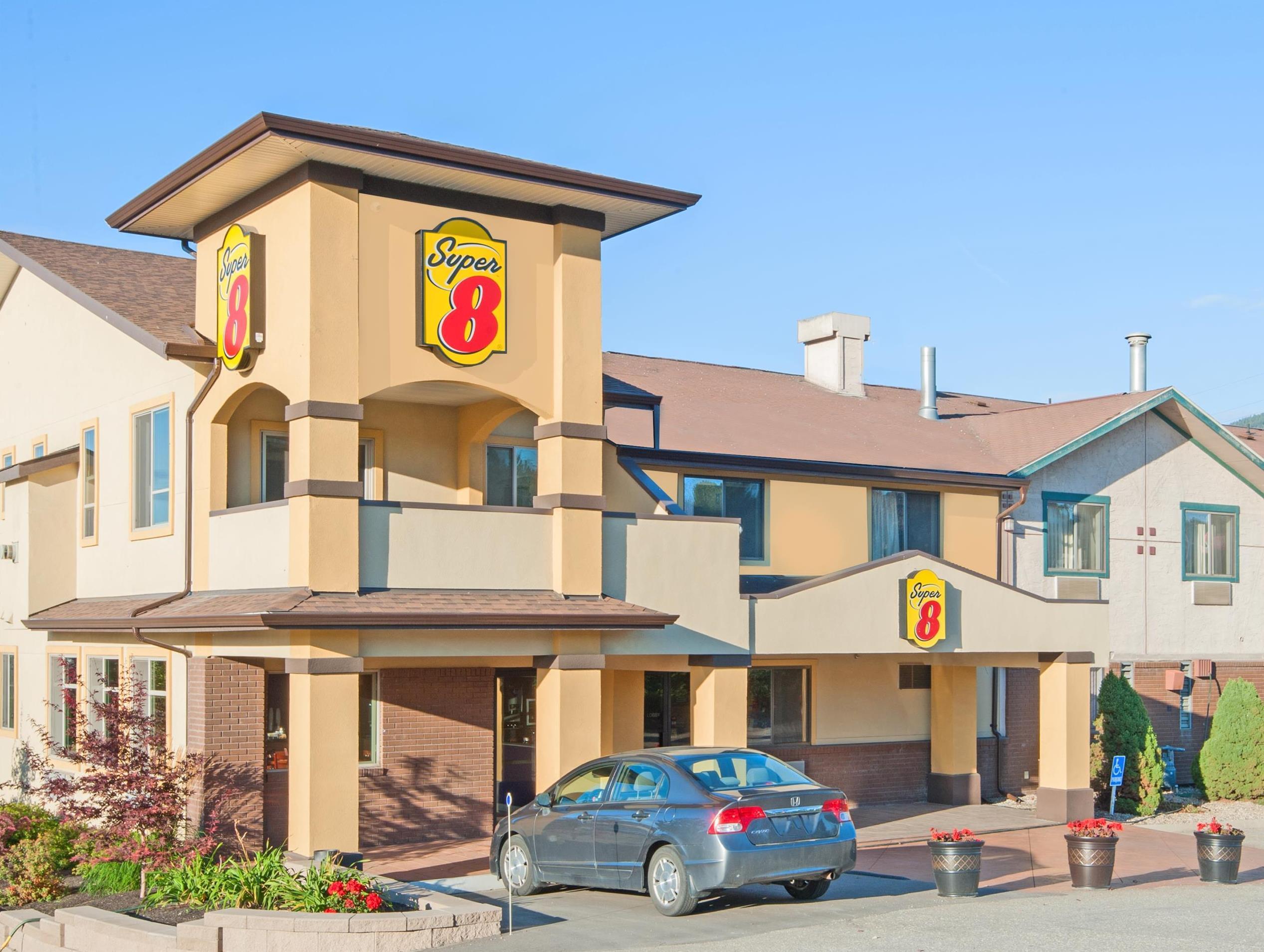 Super 8 By Wyndham Salmon Arm Hotel Exterior foto