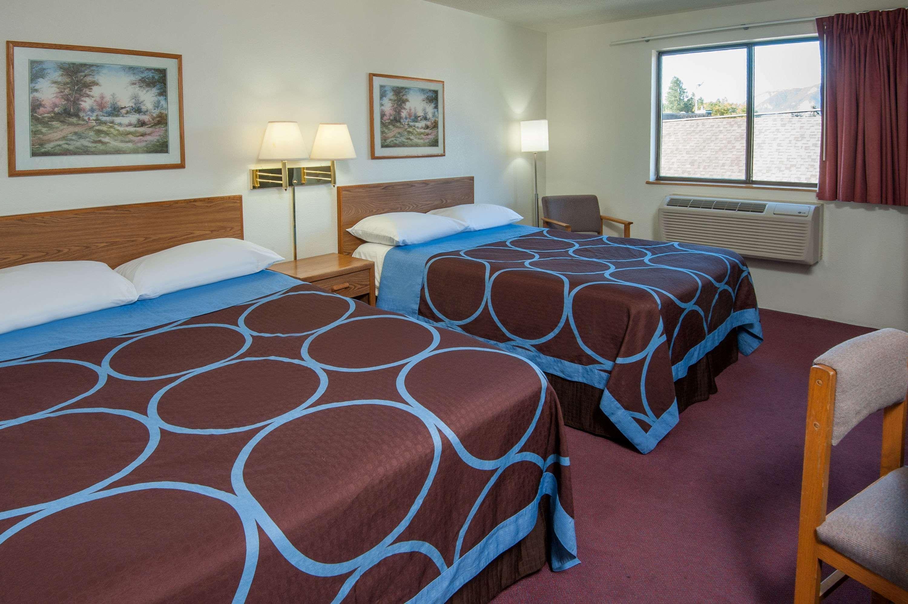 Super 8 By Wyndham Salmon Arm Hotel Exterior foto