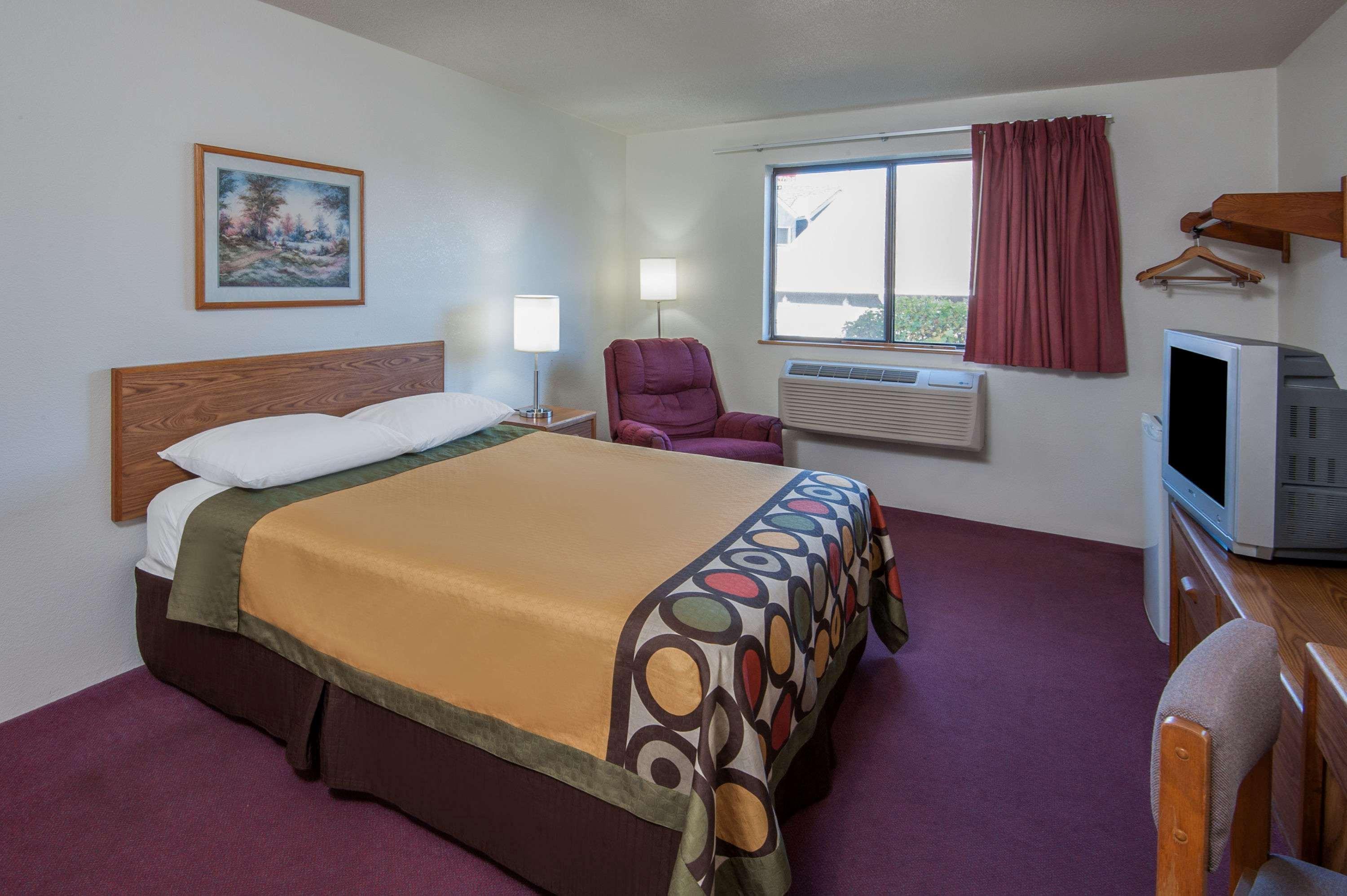 Super 8 By Wyndham Salmon Arm Hotel Exterior foto