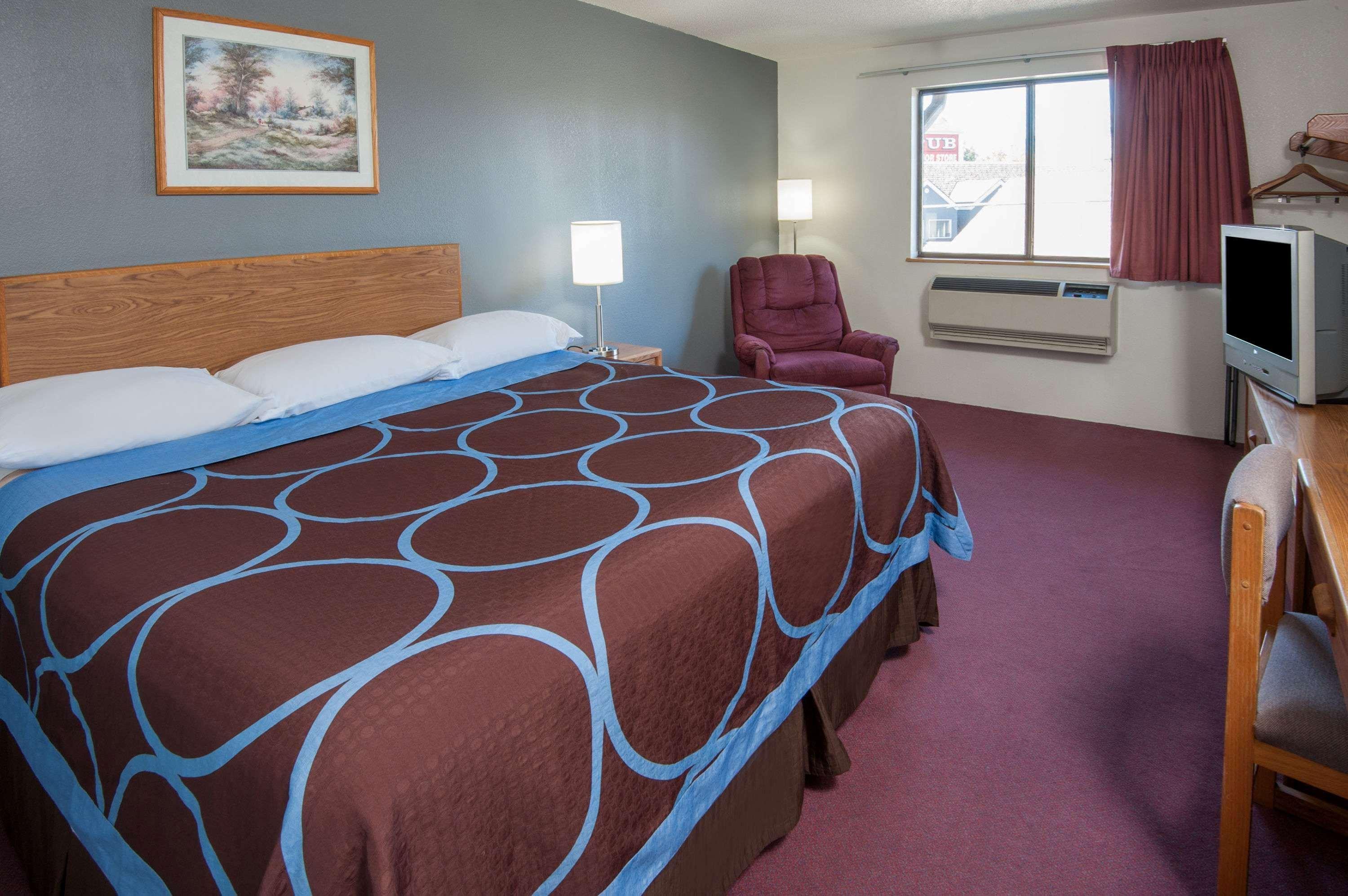 Super 8 By Wyndham Salmon Arm Hotel Exterior foto