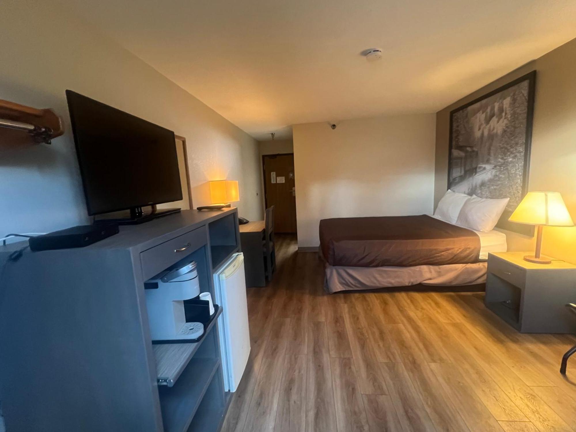 Super 8 By Wyndham Salmon Arm Hotel Exterior foto