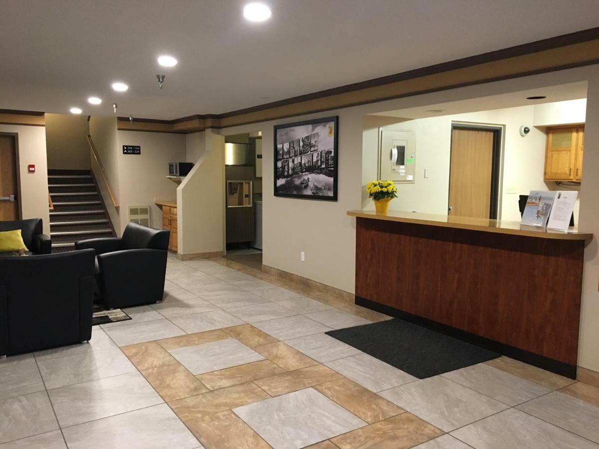 Super 8 By Wyndham Salmon Arm Hotel Exterior foto